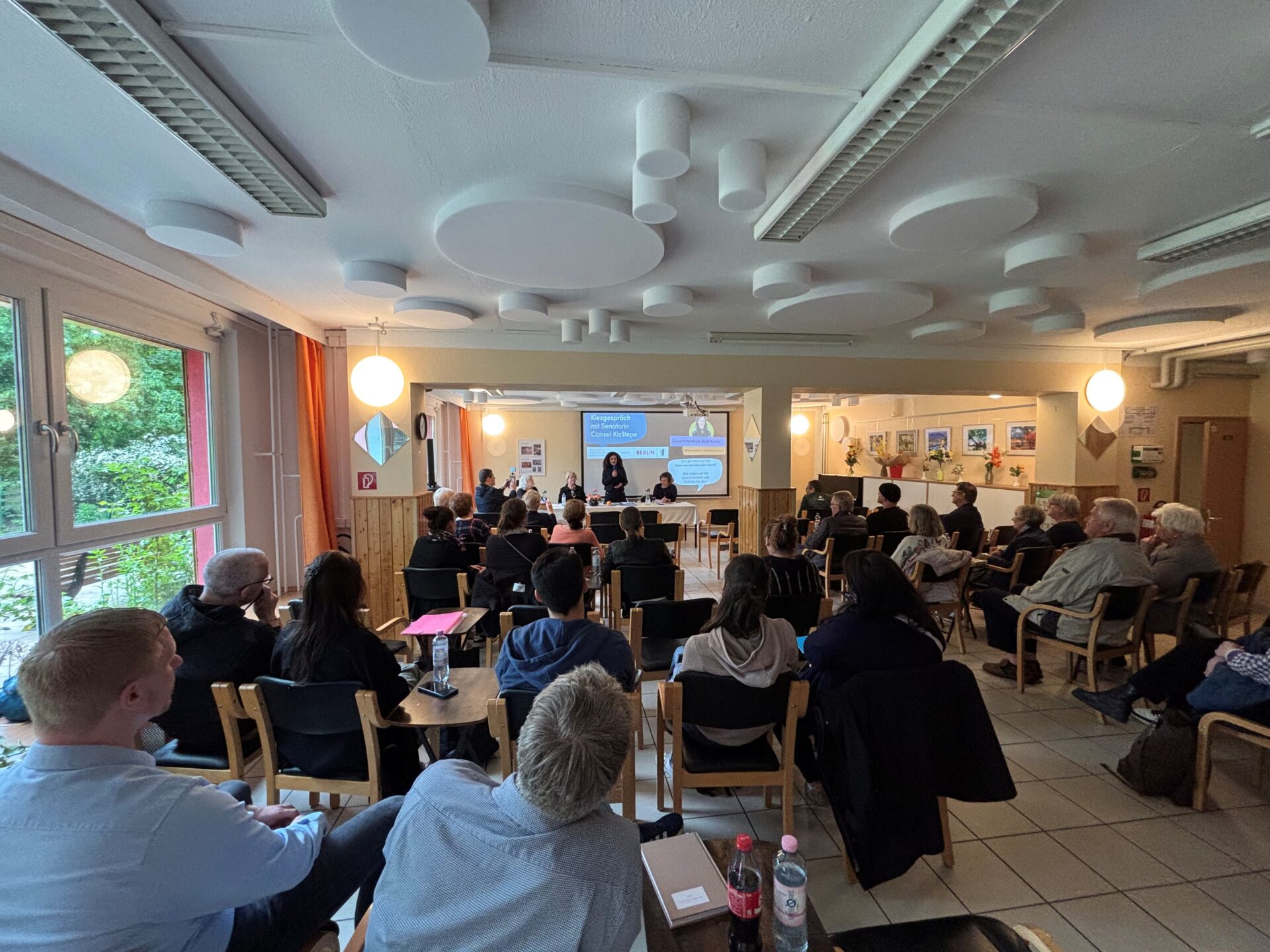 Senatorin Cansel Kiziltepe startet zum Beginn der Woche der Nachbarschaft Kiezgespräche