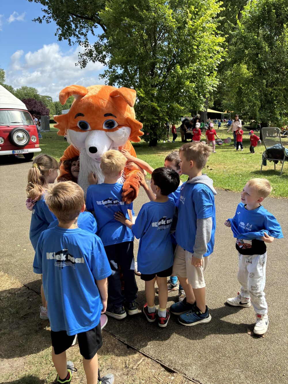 Kinder mit Maskotchen
