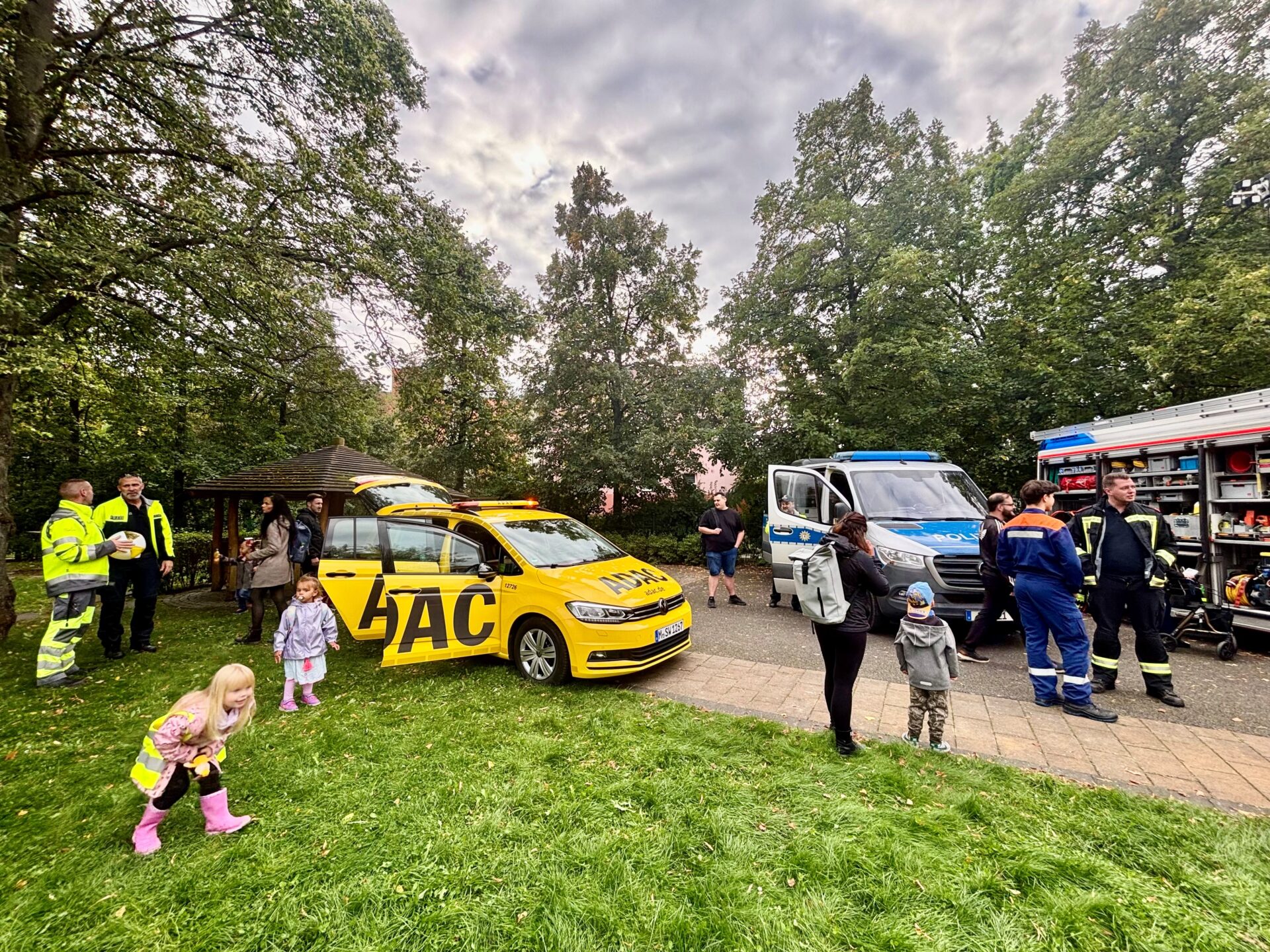 Blaulicht trifft Familie – ein Tag voller Spannung & guter Laune!